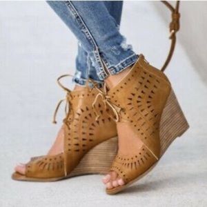 New Vici Auden Laser Cut Wedge size 6
